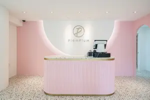 곡선미가 돋보이는 핑크톤 뷰티샵 리셉션